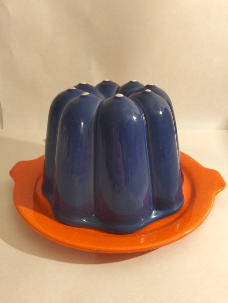 Vintage blauwe puddingvorm op oranje schaal, Overige typen, Ophalen of Verzenden, Zo goed als nieuw, Steen/keramiek