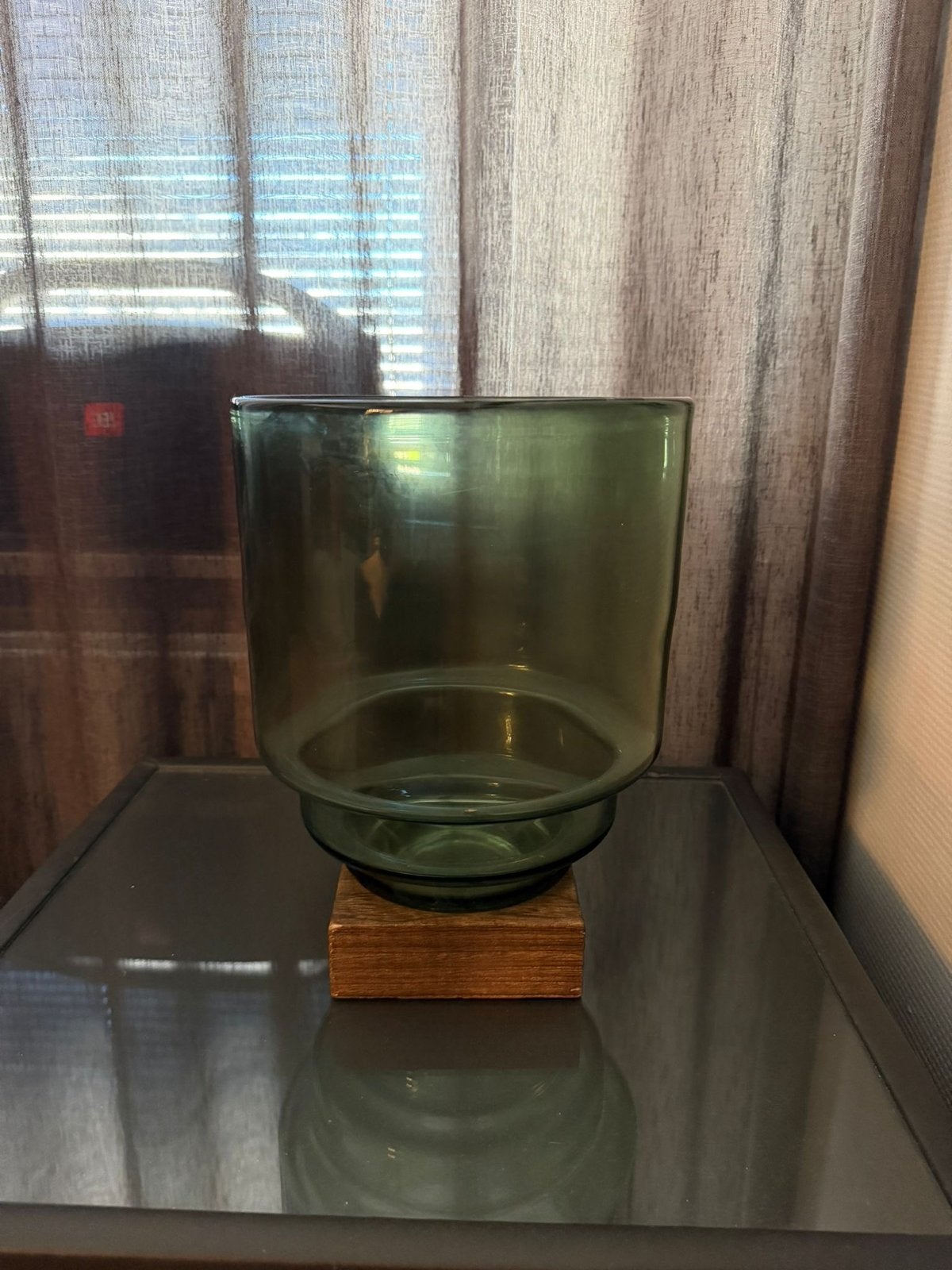 Groene glazen vaas op houten voet - PTMd Collection, Ophalen of Verzenden