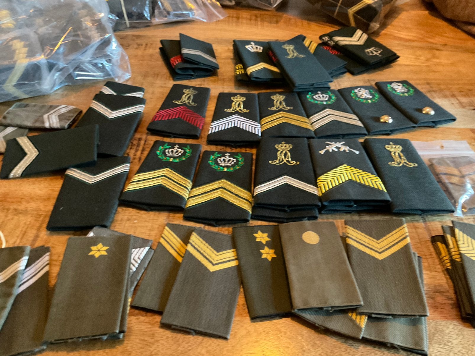 Nederlands legers zeer grote verzameling, Ophalen of Verzenden, Landmacht, Nederland, Embleem of Badge