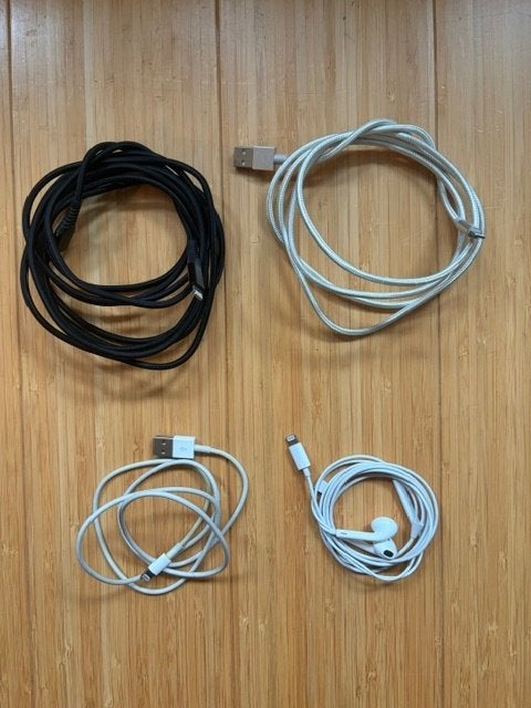 oplaadkabels en oortjes iPhone, Telecommunicatie, Mobiele telefoons | Telefoon-opladers, Ophalen of Verzenden, Zo goed als nieuw