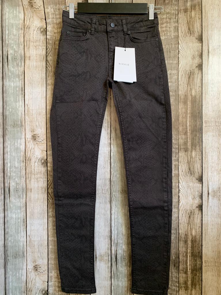 Super gave nieuwe snake print Jeans van Nikkie (Maat 26), Verzenden, Nieuw, Nikkie, W27 (confectie 34) of kleiner