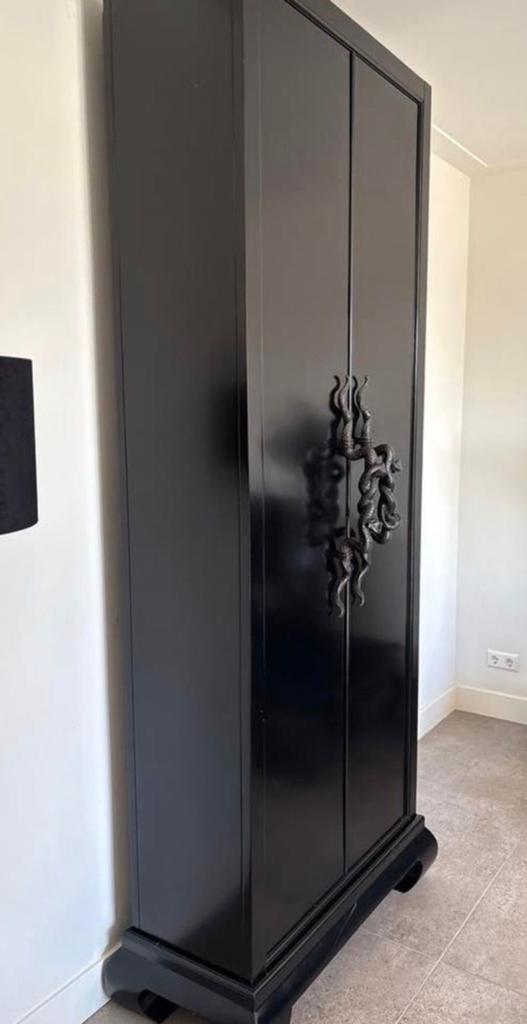 Zwarte Kast met Opvallende Handgrepen - 230 cm Hoog, Ophalen, Gebruikt, 200 cm of meer, 50 tot 100 cm