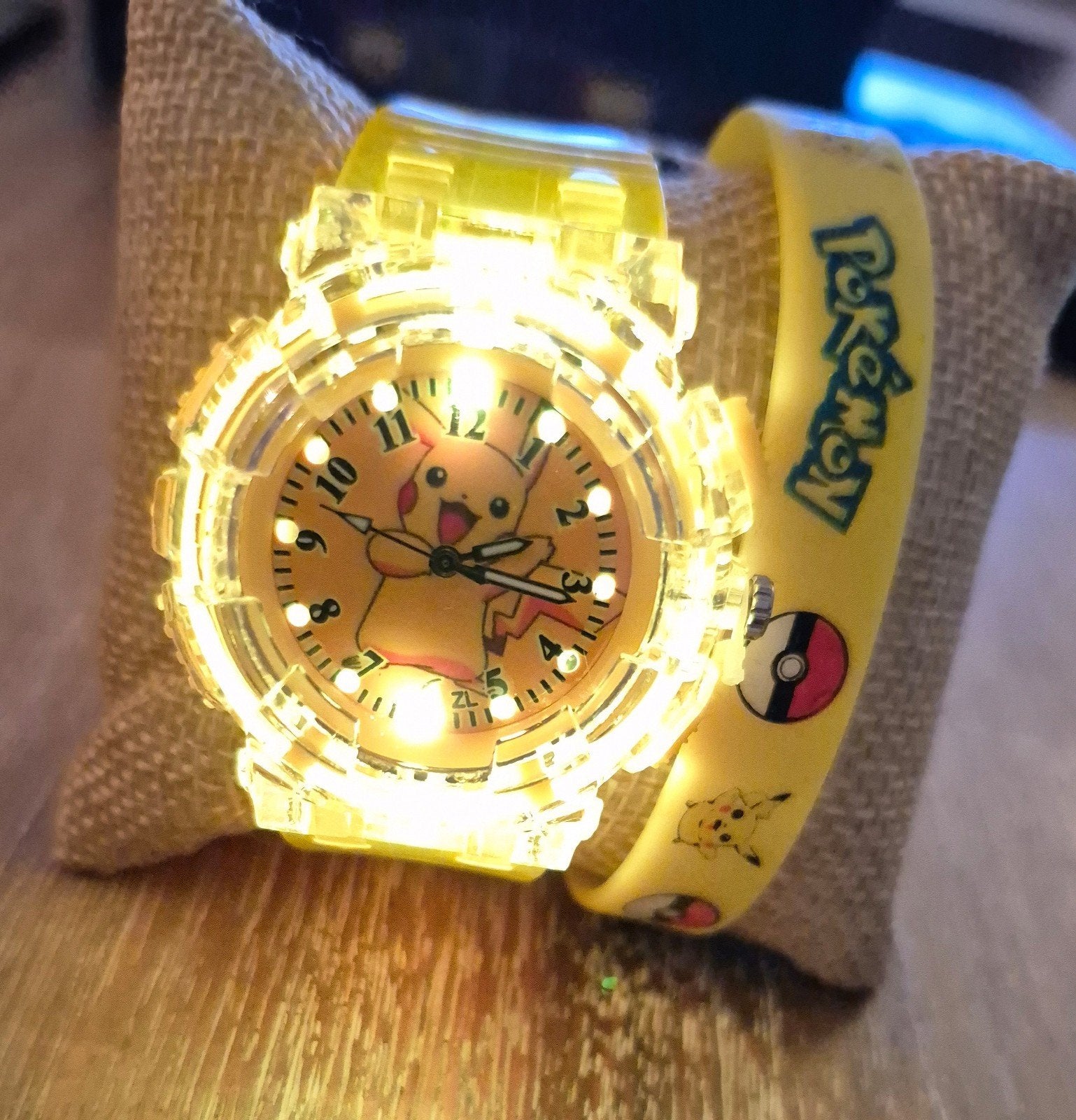 Pokemon Pikachu horloge met verlichting + armband NIEUW, Ophalen of Verzenden