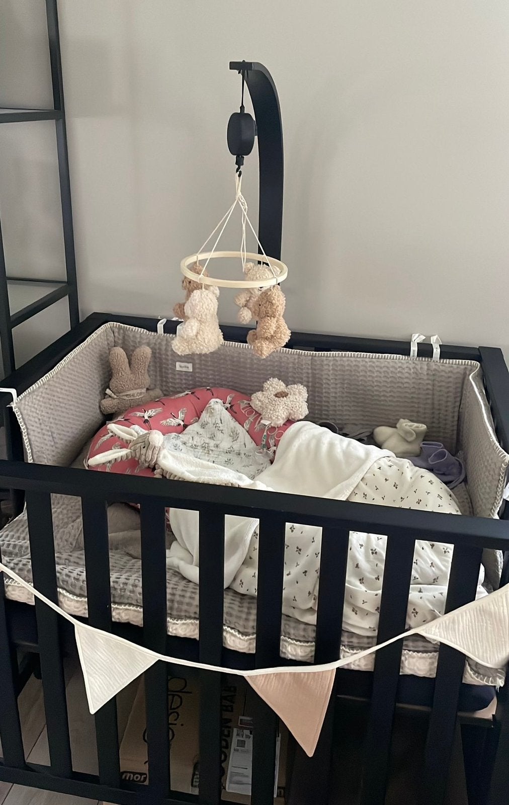 Zwarte box Europe Baby met Koeka & Jollein boxkleden, Ophalen, Zo goed als nieuw, Vierkant
