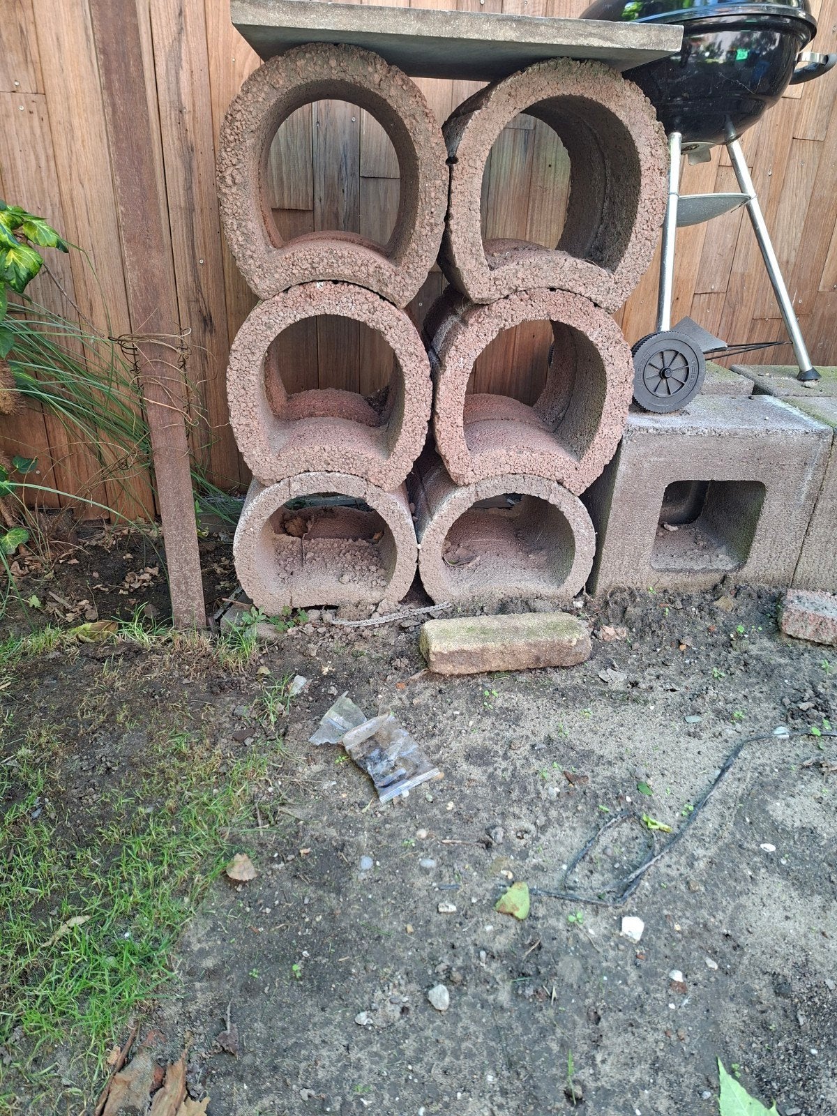 Gratis af te halen: Tuintegels en plantenbakken, Tuin en Terras, Ophalen, Gebruikt, 10 m² of meer, Beton