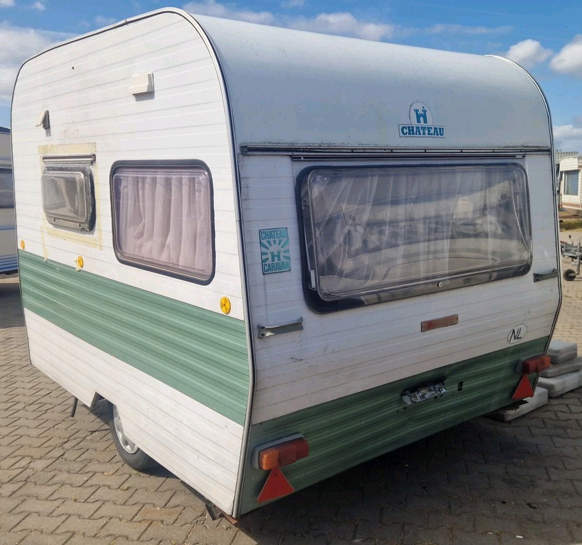 chateau caravan 750 kilo witte plaat met 2x treinzit, Caravans en Kamperen, Caravans, Chateau, Particulier, 500 - 750 kg, Tot en met 4