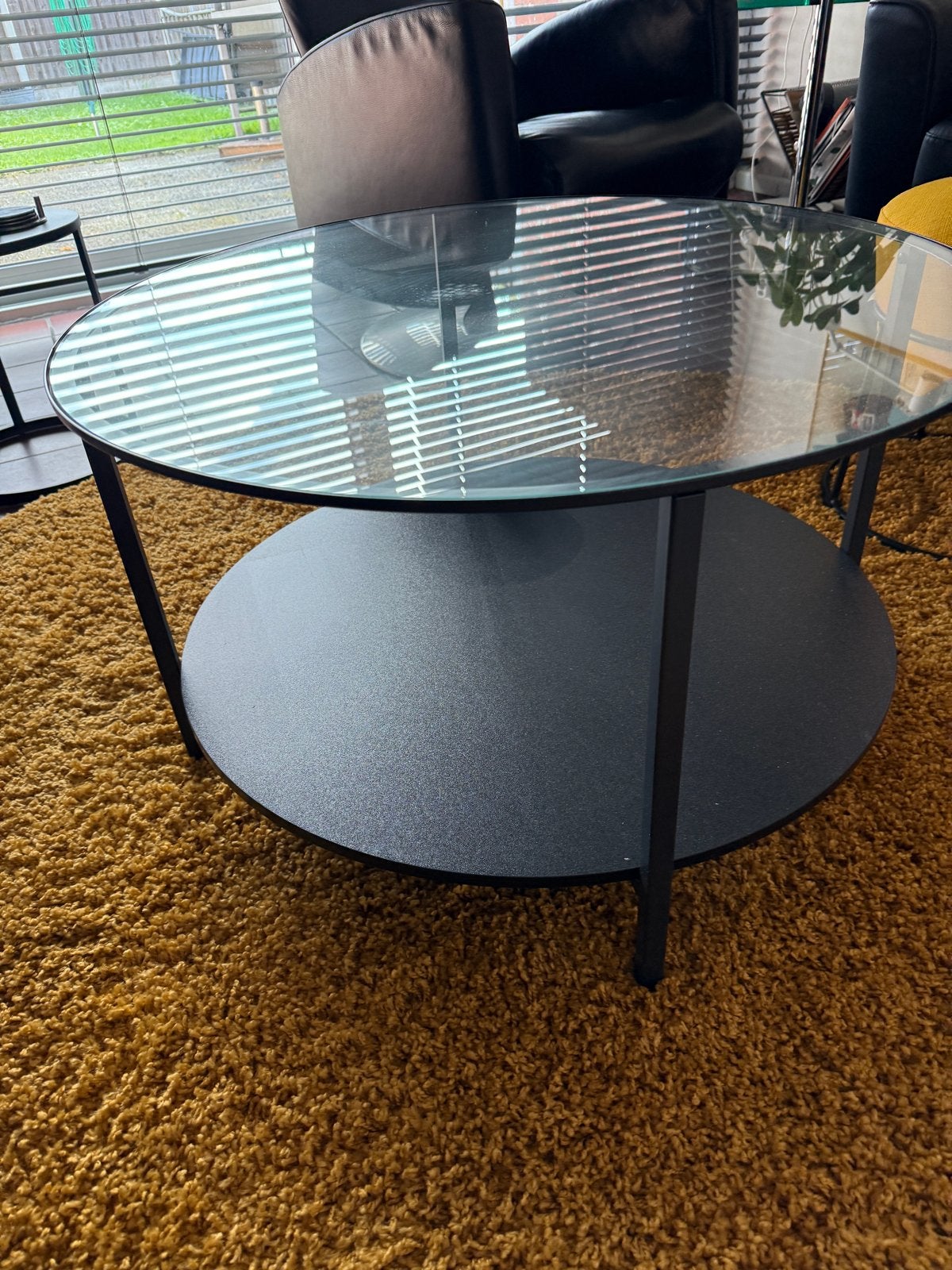 Moderne ronde salontafel met glazen blad en metalen frame, Huis en Inrichting, Ophalen, Gebruikt, Rond, 50 tot 100 cm