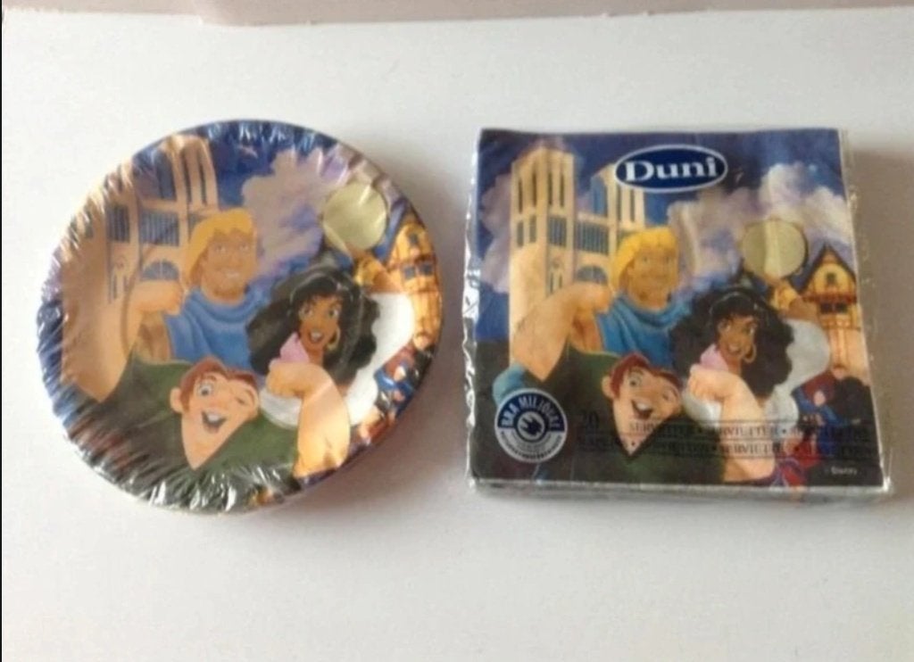 Disney bordjes + servetten klokkenluider van de notre dame, Ophalen of Verzenden, Overige figuren, Nieuw, Servies