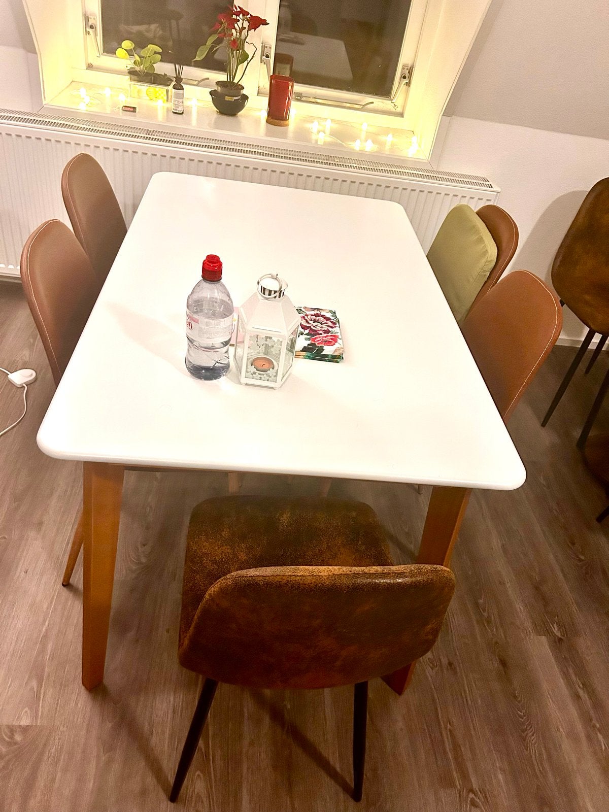 White dinner table with wooden base -JYSK brand, Ophalen, 50 tot 100 cm, Zo goed als nieuw, Vier personen