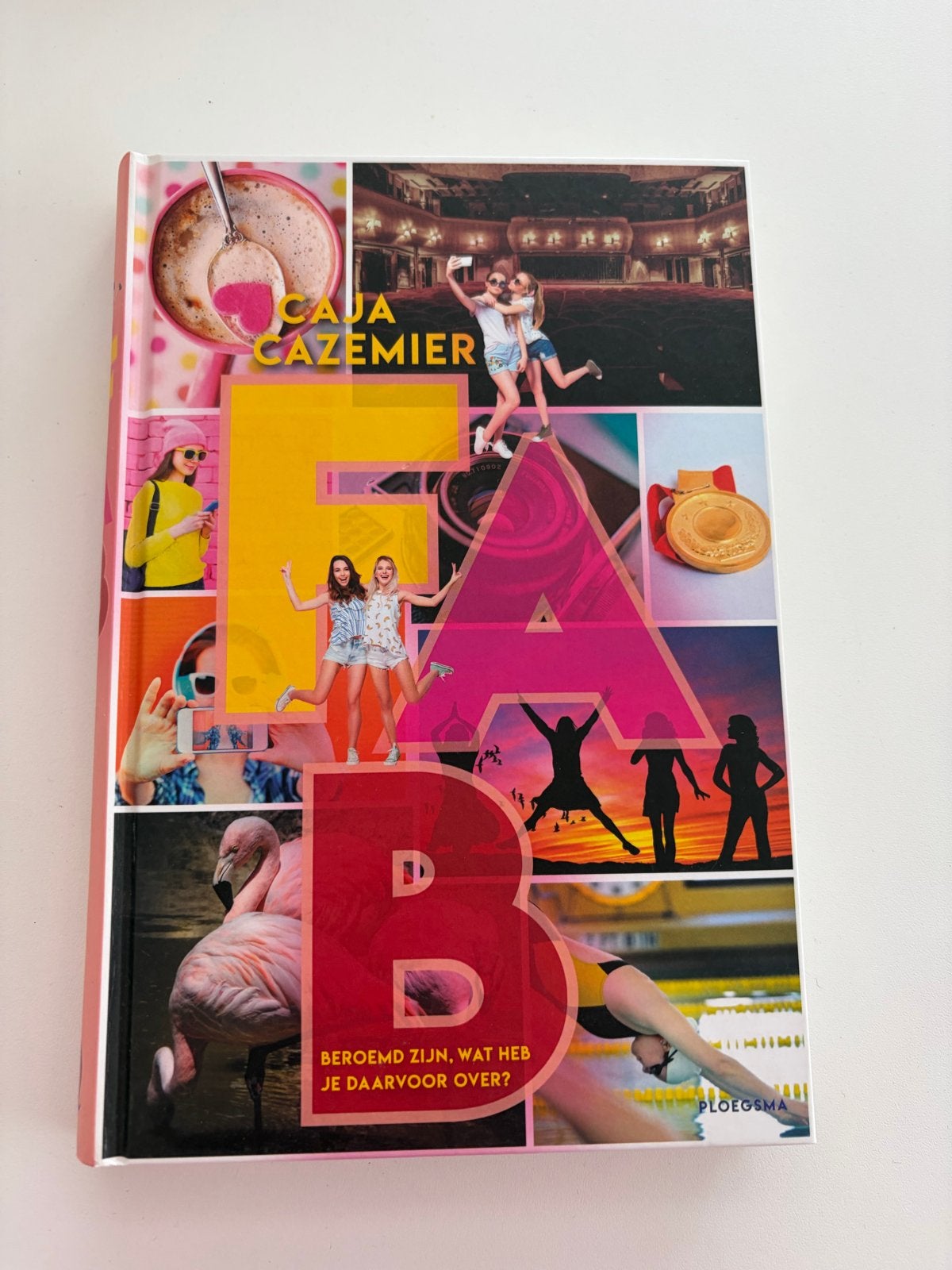 FAB - Caya Cazemier - Boek over roem en vriendschap, Ophalen of Verzenden, Zo goed als nieuw, Fictie