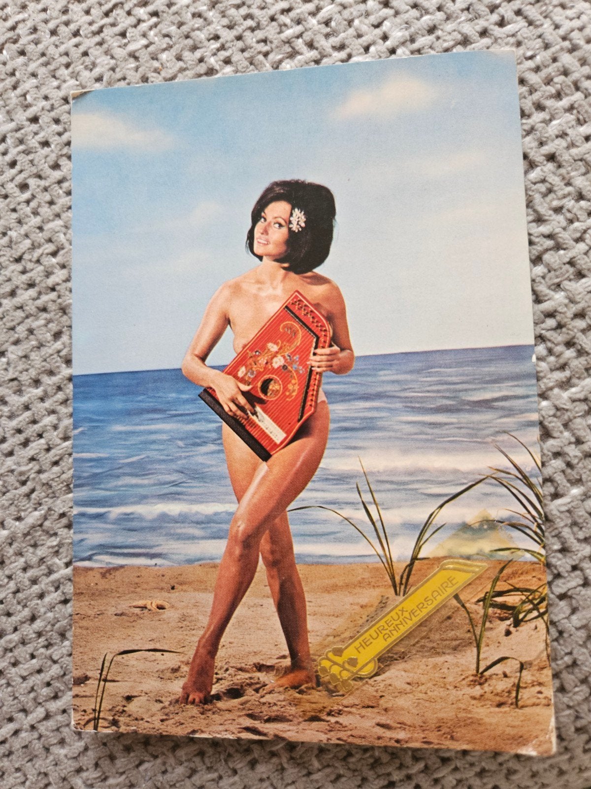 pin up  Vrouw op Strand met Instrument, Verzamelen, Ophalen of Verzenden, 1960 tot 1980, Gelopen, Overige thema's