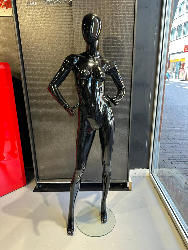 Dames etalage paspop zwart glossy, Kleding | Dames, Kledingrekken, Zo goed als nieuw, Ophalen