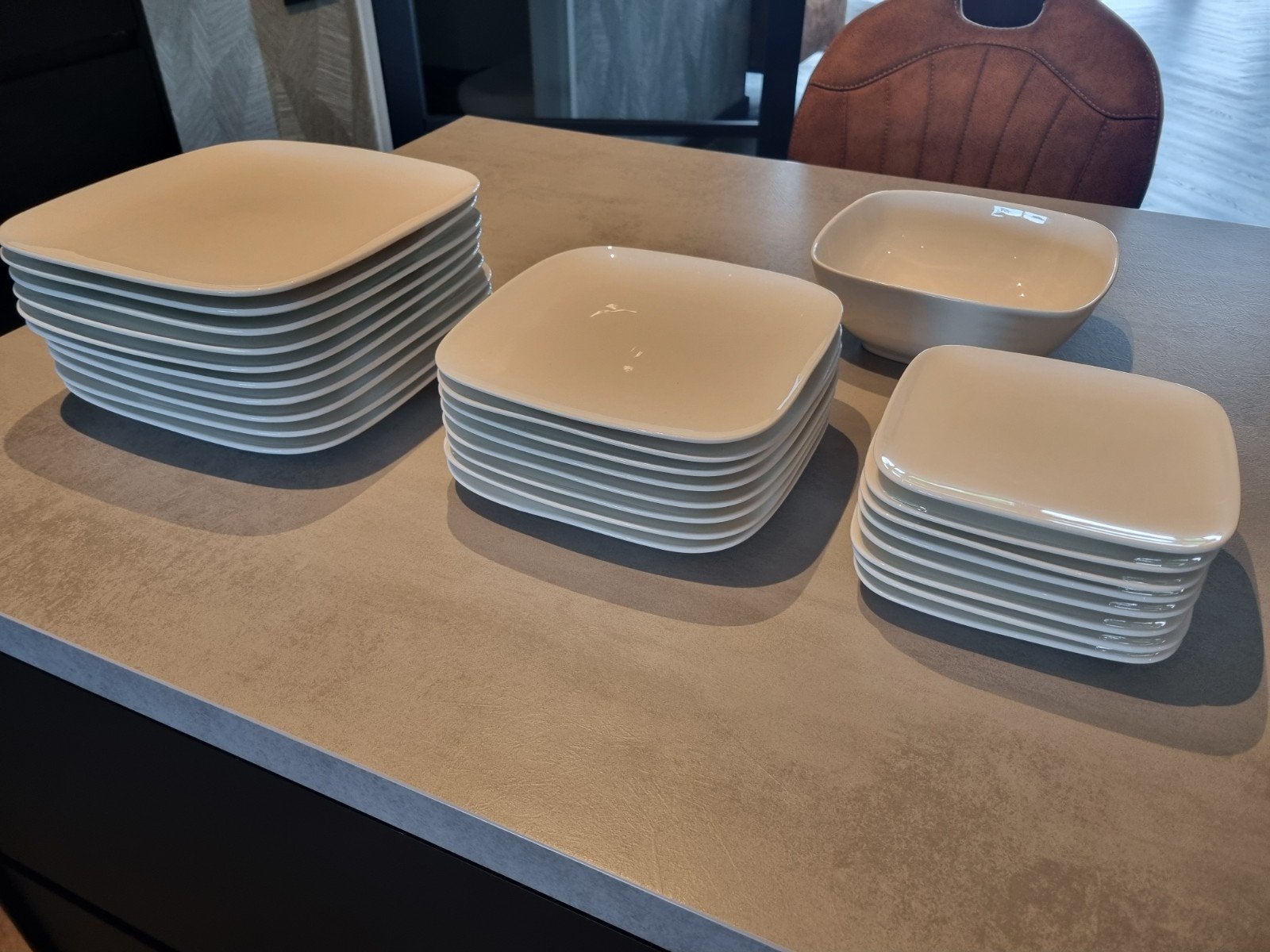 Witte borden servies en schaal van Xenos, Ophalen