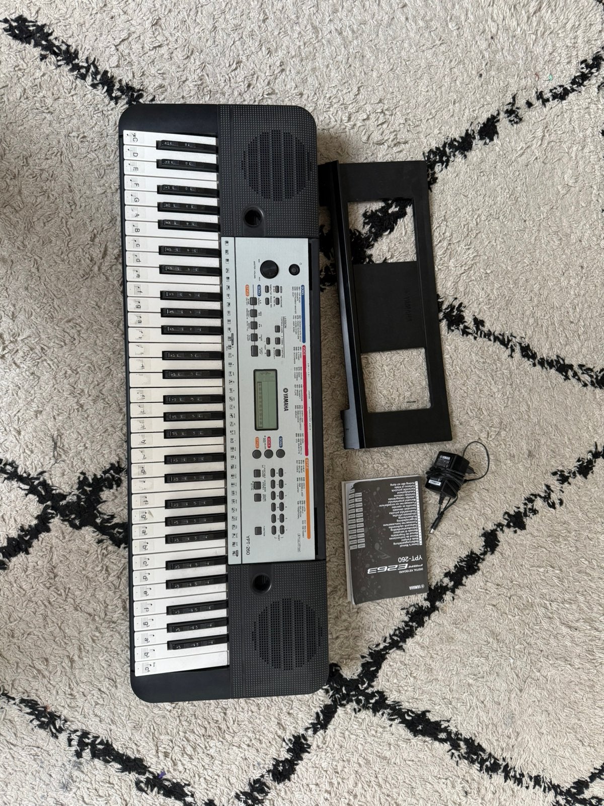 Yamaha YPT-260 Keyboard met standaard en adapter, Muziek en Instrumenten, Keyboards, Ophalen, Yamaha, Aanslaggevoelig, 61 toetsen