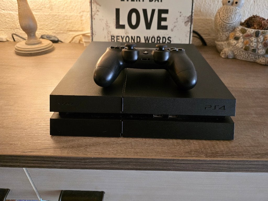 PS4. 1TB incl 1 controller., 2 spelers, Zo goed als nieuw, Eén computer, Vanaf 3 jaar