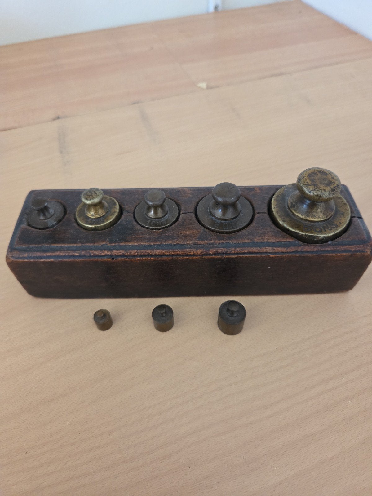 Oude Nederlandse onsgewichten in houten houder – vintage, Ophalen