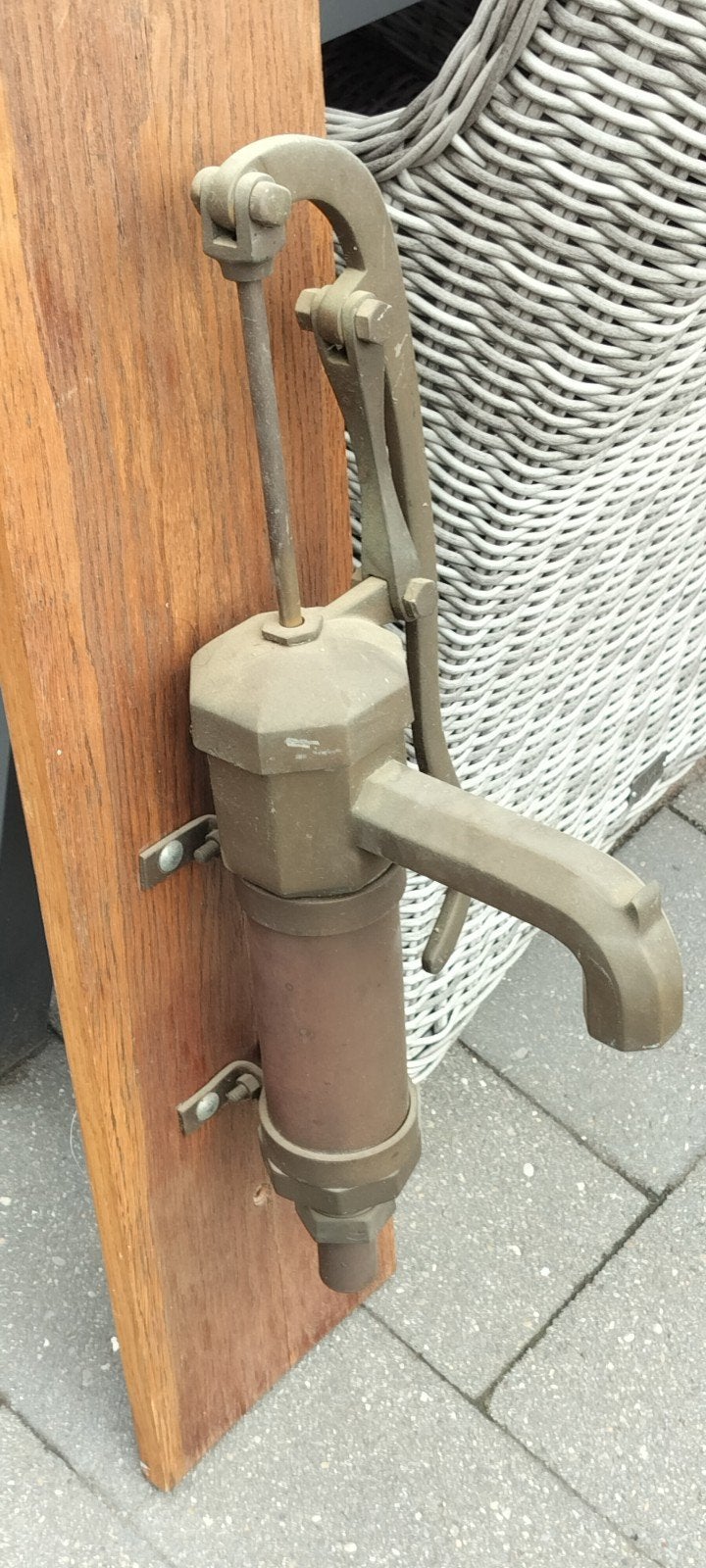 Mooie messing waterpomp op eiken achtergrond, 1 meter hoog, Ophalen of Verzenden