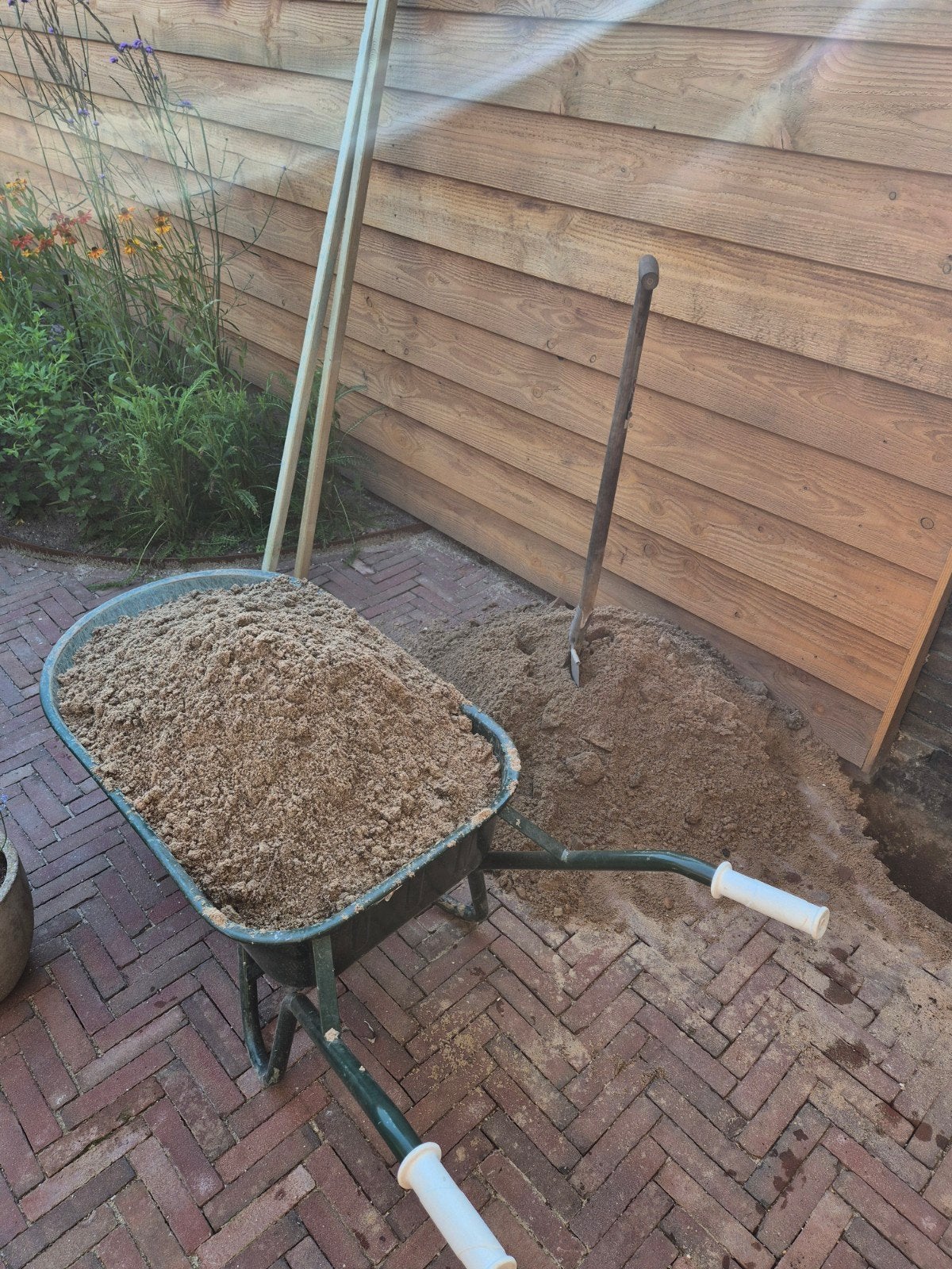 2 kruiwagens zand gratis af te halen, Ophalen