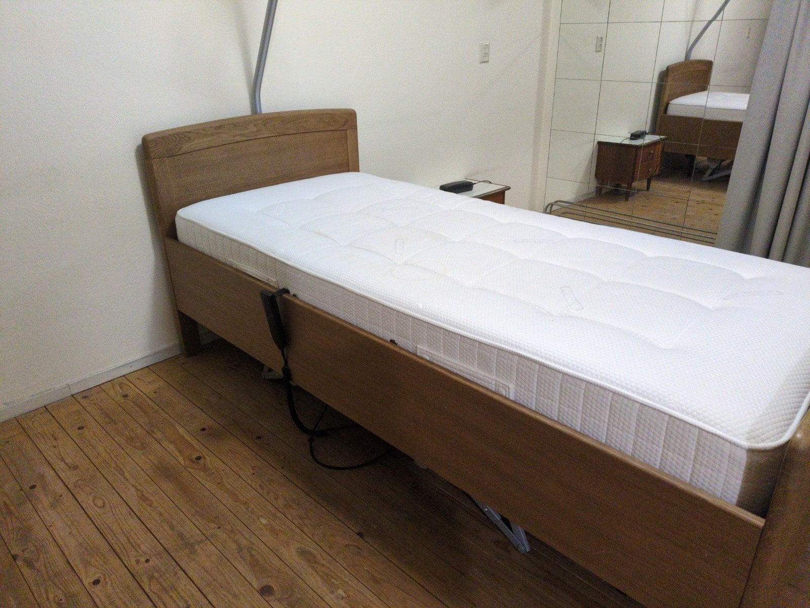 Verstelbaar eenpersoonsbed met matras en papegaai, Ophalen, Eenpersoons, Bruin, Klassiek