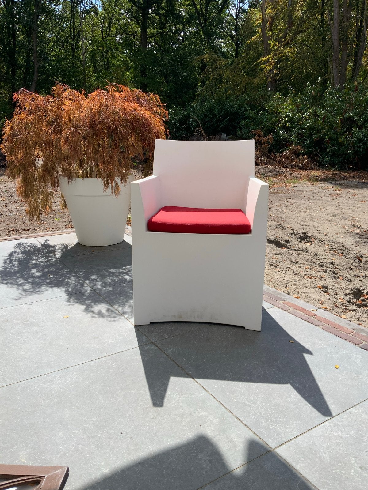 Set van 6 witte Haans tuinstoelen met rode kussens, Ophalen, Gebruikt, Kunststof