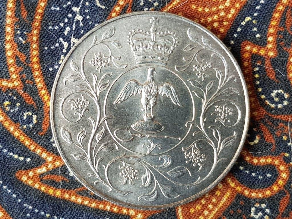 Mooie vintage Queen Elizabeth penning uit Engeland 3,8 cm., Ophalen of Verzenden