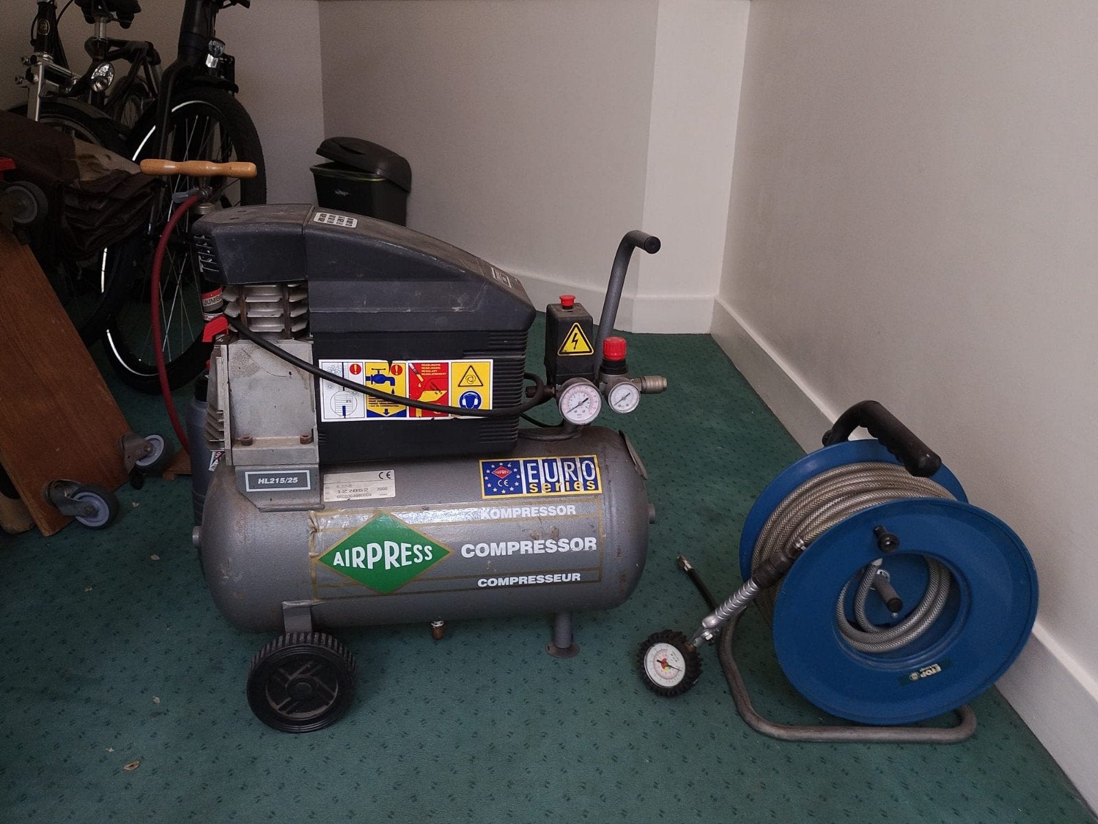 Airpress Compressor met slanghaspel, Ophalen, Gebruikt, 6 tot 10 bar, 25 tot 100 liter