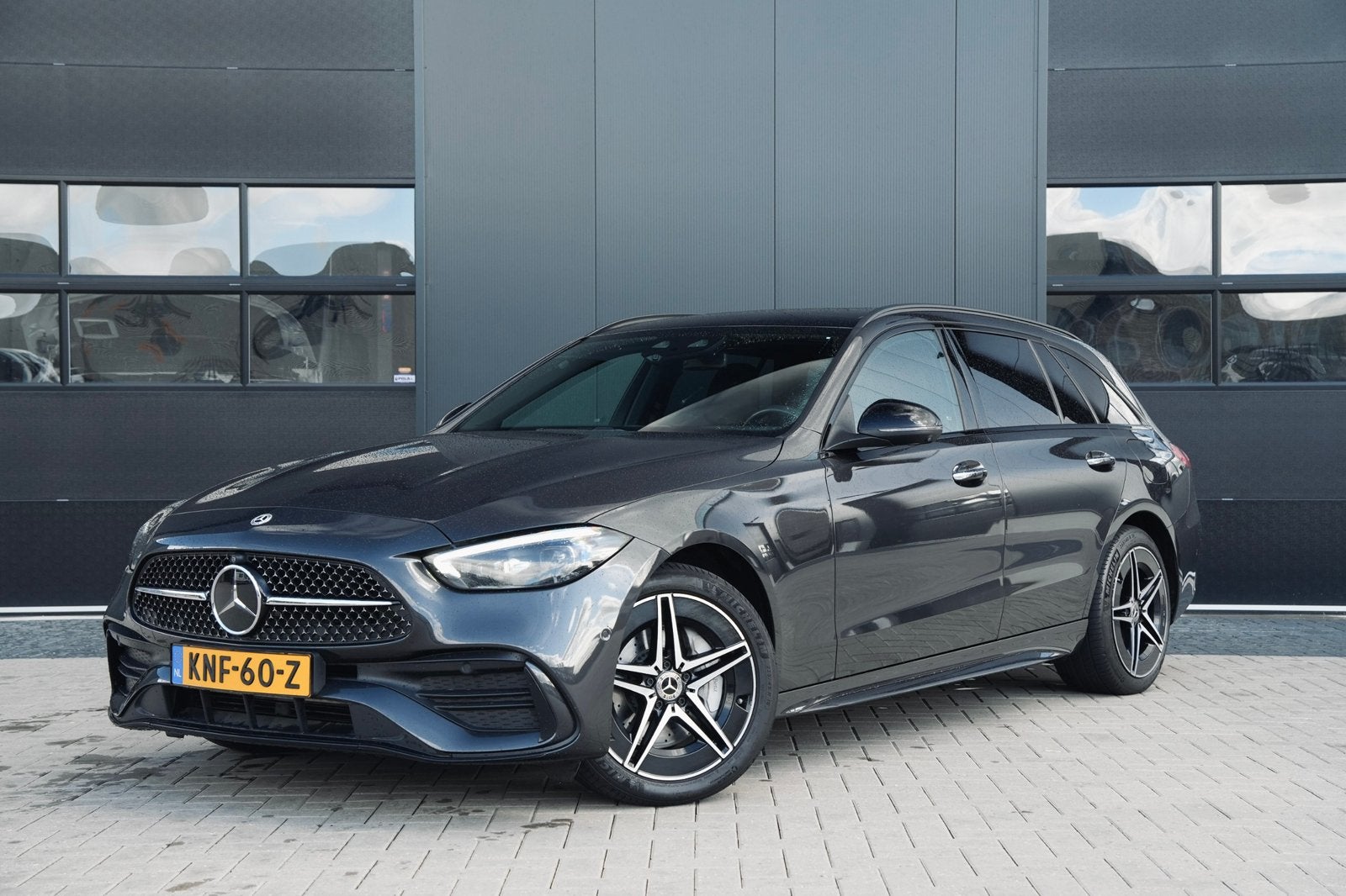 Mercedes-Benz C300e AMG Line - Pano - Trekhaak - Massage, Auto's, Automaat, Achterwielaandrijving, 1800 kg, Zwart
