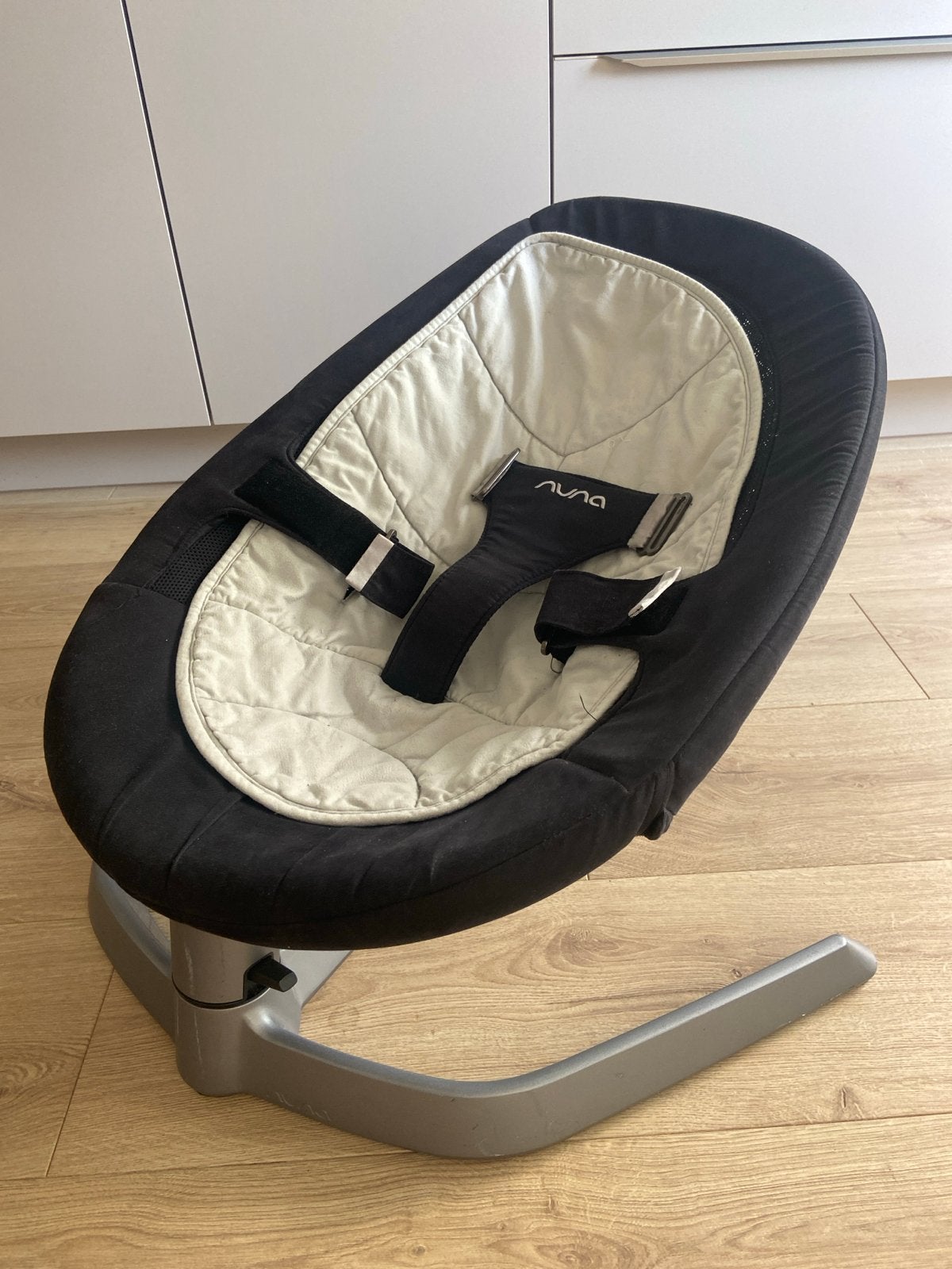 Nuna Leaf Wipstoel - Zwart/Beige - Zo goed als nieuw, Kinderen en Baby's, Overige merken, Wipstoel, Ophalen of Verzenden, Met gordel(s) of riempje(s)
