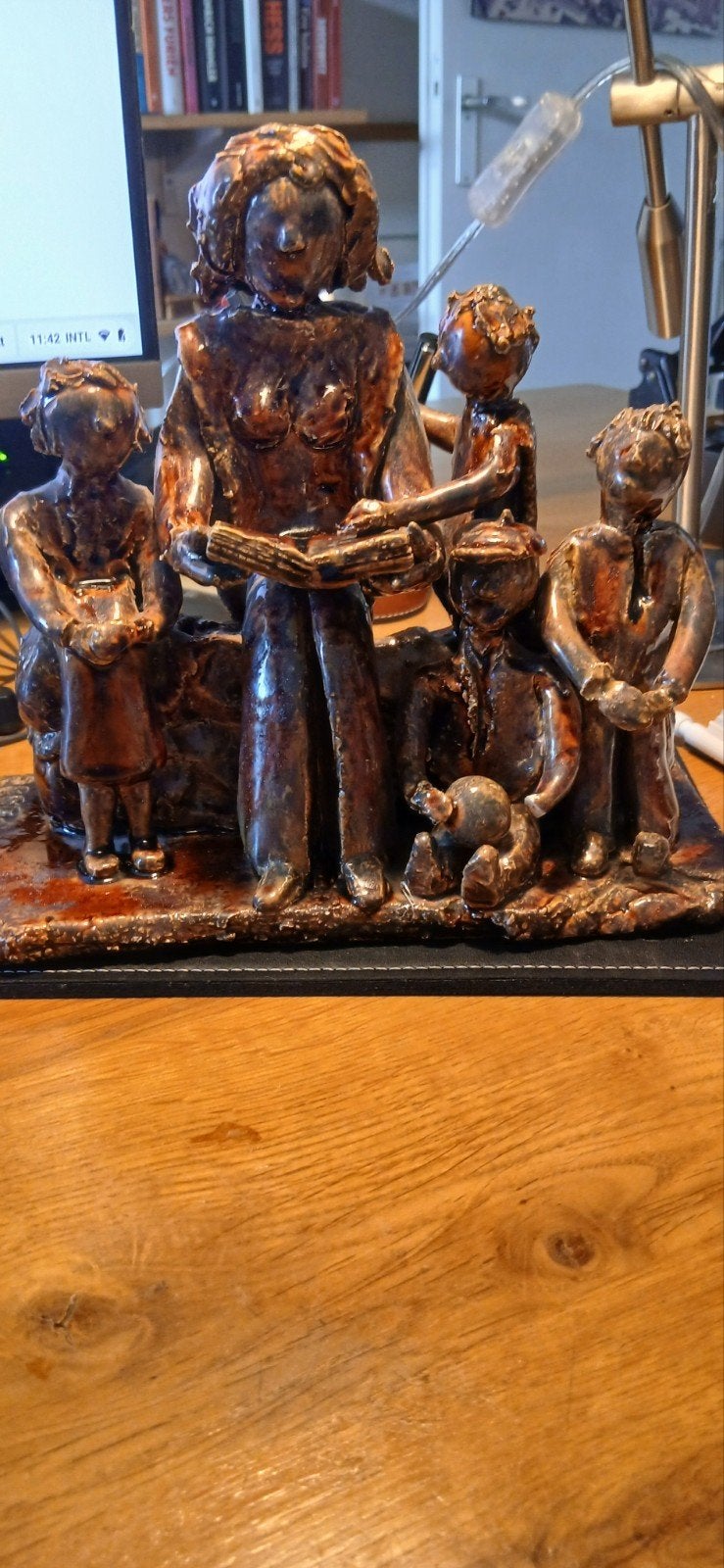Keramieken Beeld: Familie met Boek van Jacq Merkx, Groep mensen, Geglazuurd, Ophalen of Verzenden, 20 - 50 cm