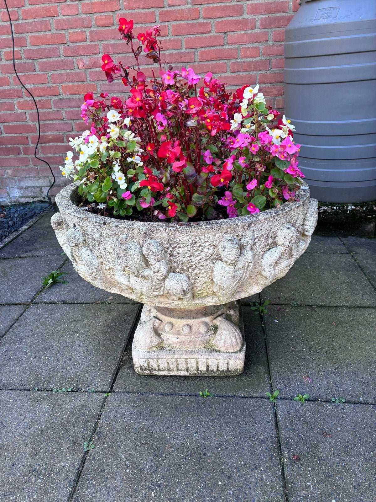 Decoratieve stenen bloembak met reliëf, Ophalen, Gebruikt, Rond, 60 tot 100 cm