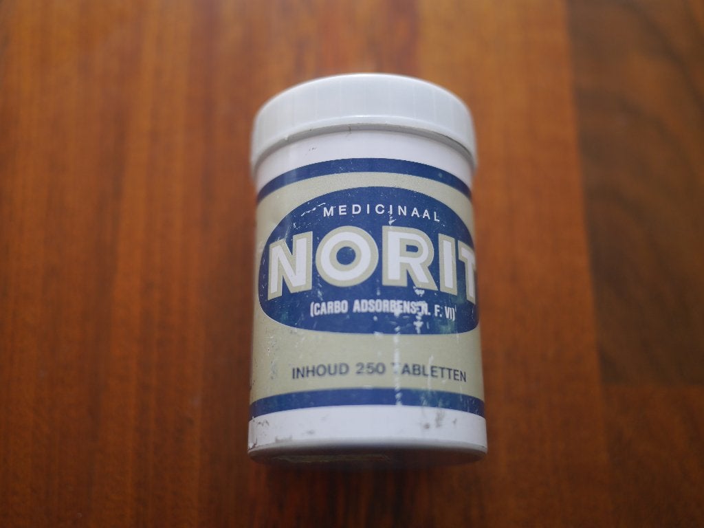 Norit, medicinaal, in blikken busje, vol (Jaren 1950), Diversen, Ophalen of Verzenden, Zo goed als nieuw