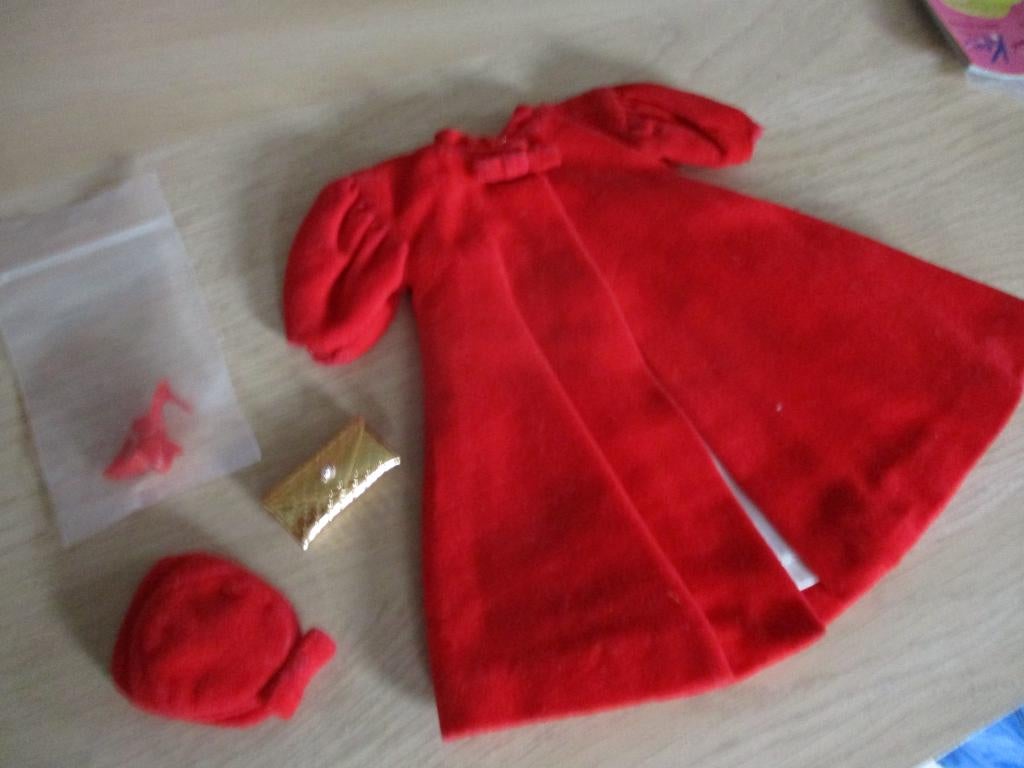 1963 BARBIE RED FLARE KLEDINGSETJE NM/M, Verzamelen, Verzenden, Zo goed als nieuw, Kleertjes