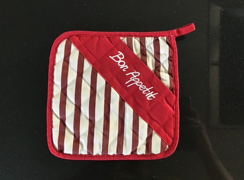 Rood met crème gestreepte pannenlap. Met Bon Appetit tekst., Pannenlap of onderzetter, Gebruikt, Katoen, Rood