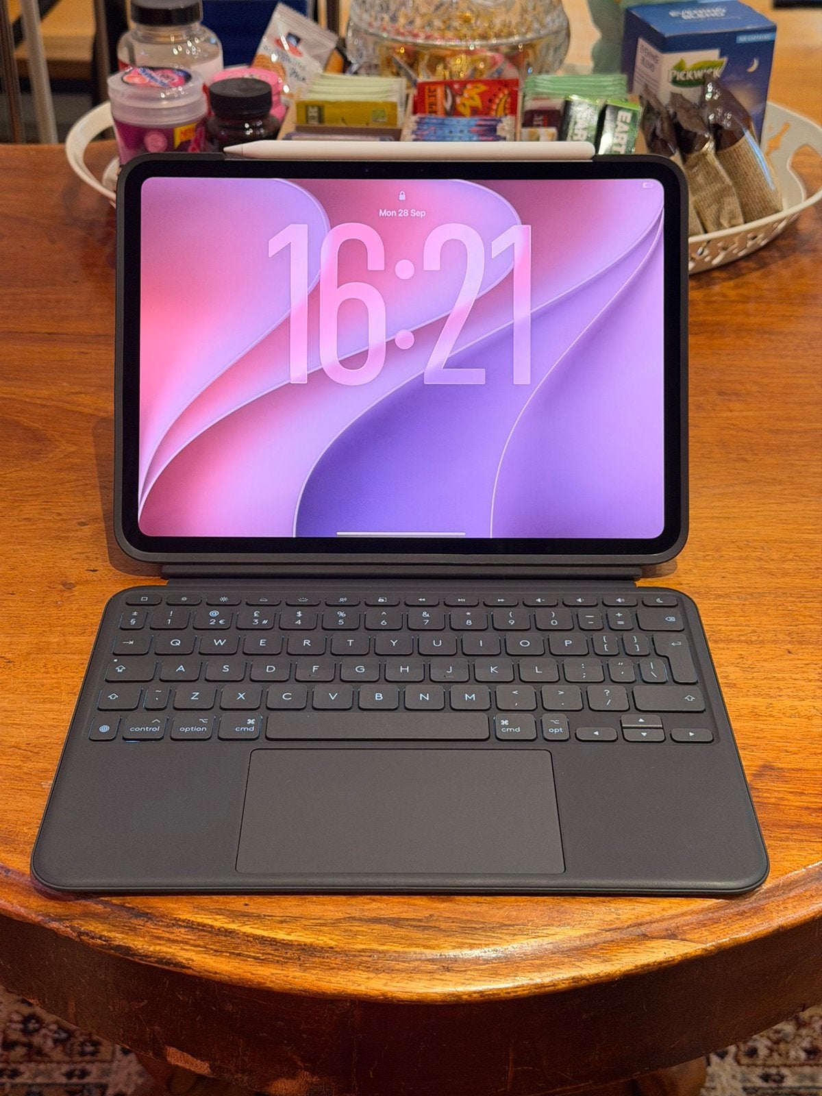 iPad Pro M4 + Apple Pencil Pro + Logitech Keyboard (ZGAN)