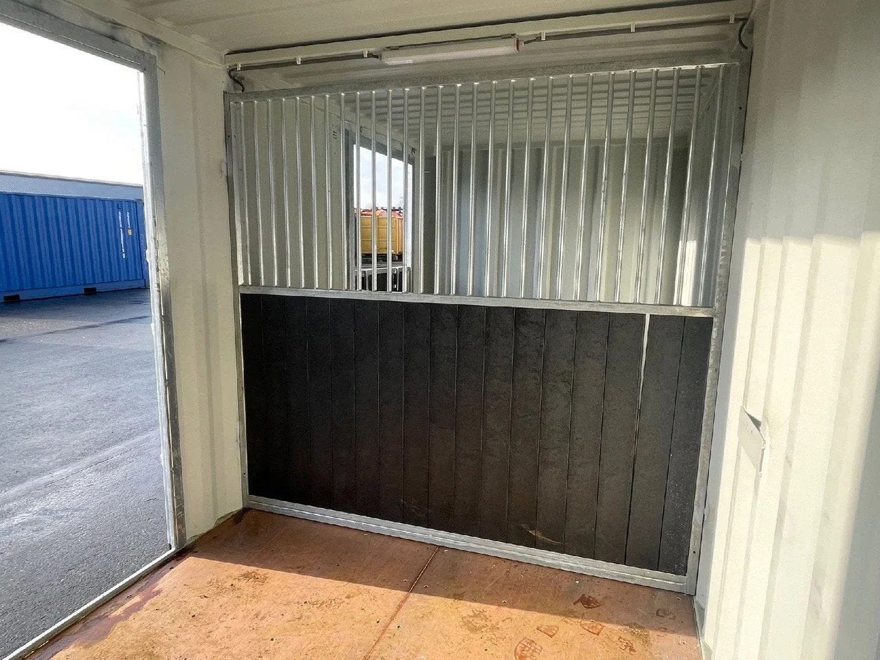 VERNOOY 20ft 8.6 PAARDENBOX CONTAINER 104090, Dave Vernooij, Dave@vernooy.nl, Kellensedwarsweg 9
4004 JC  Tiel