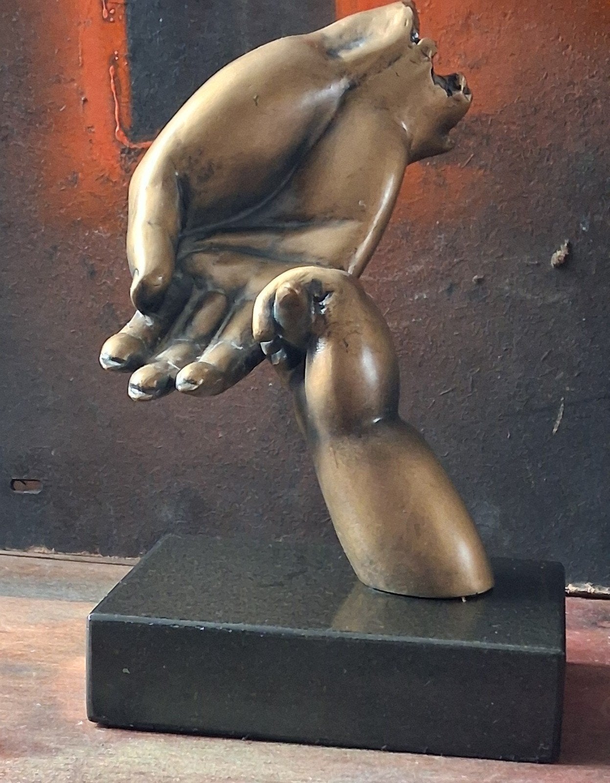 Child's hand grabs mothers hand by little vinger. 25 cm., Verzamelen, Beelden en Beeldjes, Ophalen, Zo goed als nieuw, Overige typen