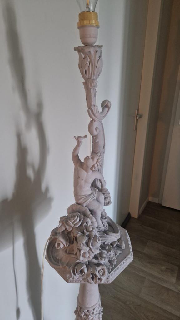 Antieke vloerlamp met cherubijn en bloemmotieven, Ophalen