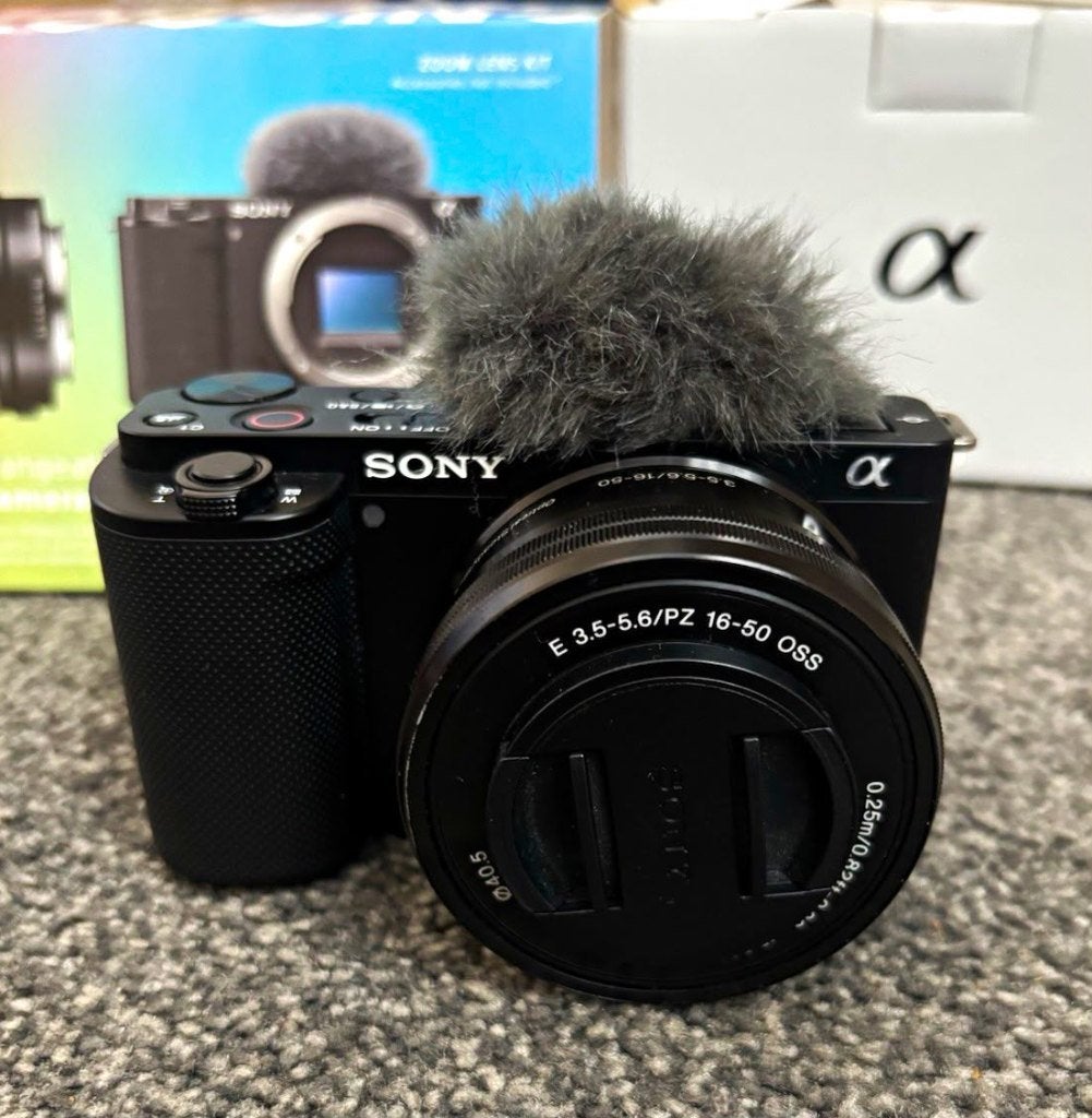 Foto 2 van Sony ZV-E10L 4K Camera + 16-50mm Lens Zwart