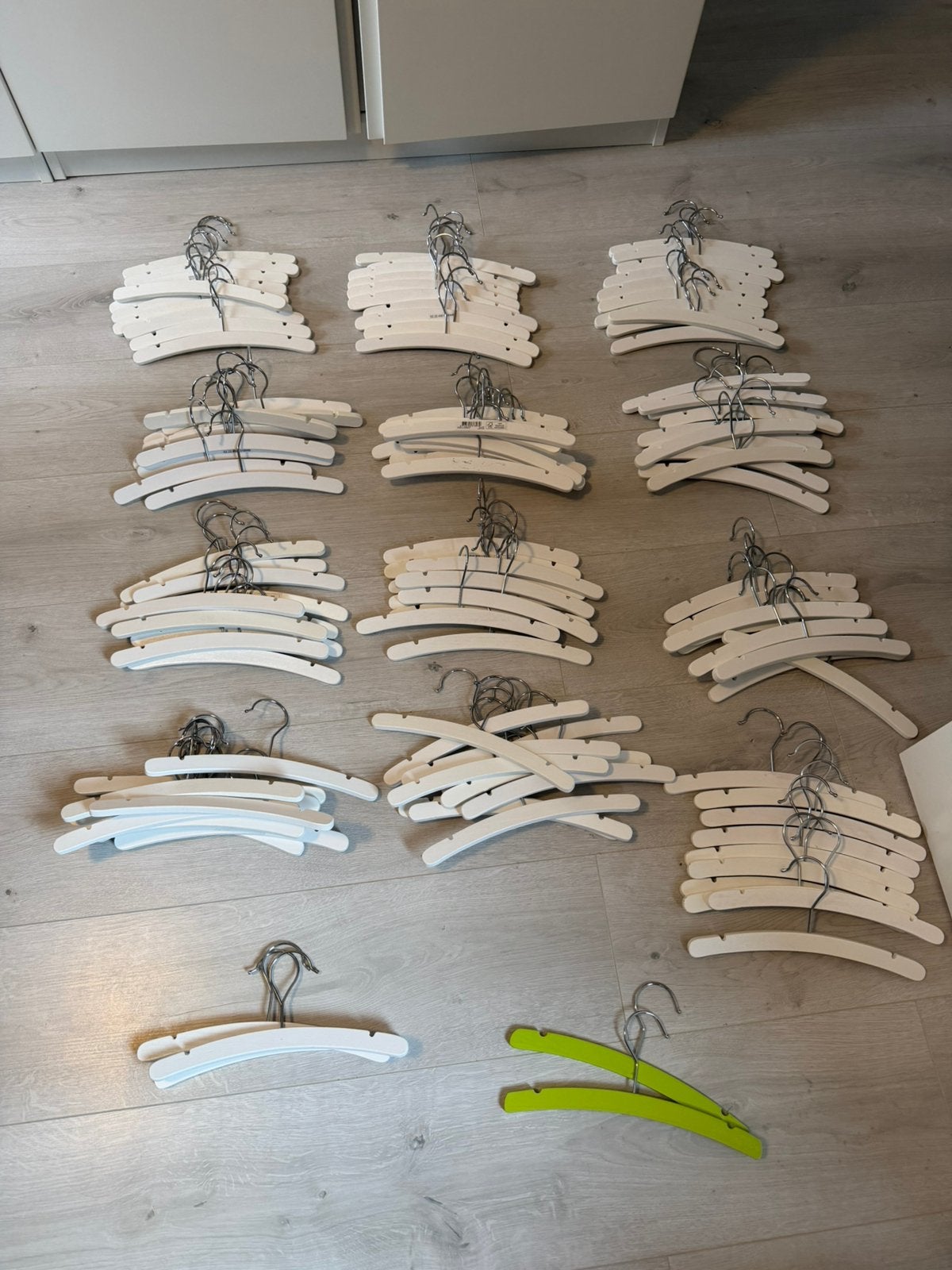 Baby kledinghangers wit 123 en groen 2 stuks, Ophalen of Verzenden, Zo goed als nieuw, Jongetje of Meisje