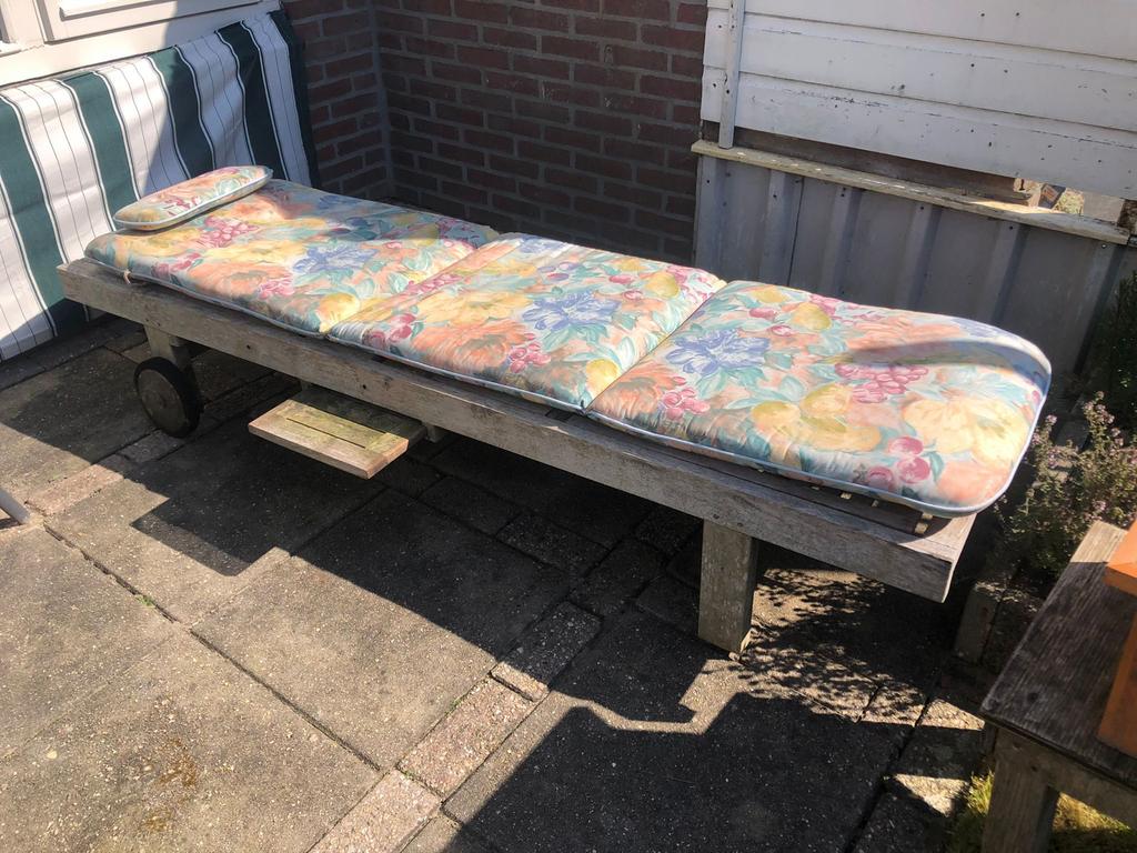 Teakhouten ligbed met kussen - Verstelbaar en Verrijdbaar, Tuin en Terras, Ophalen, Gebruikt, Teakhout, Verstelbaar