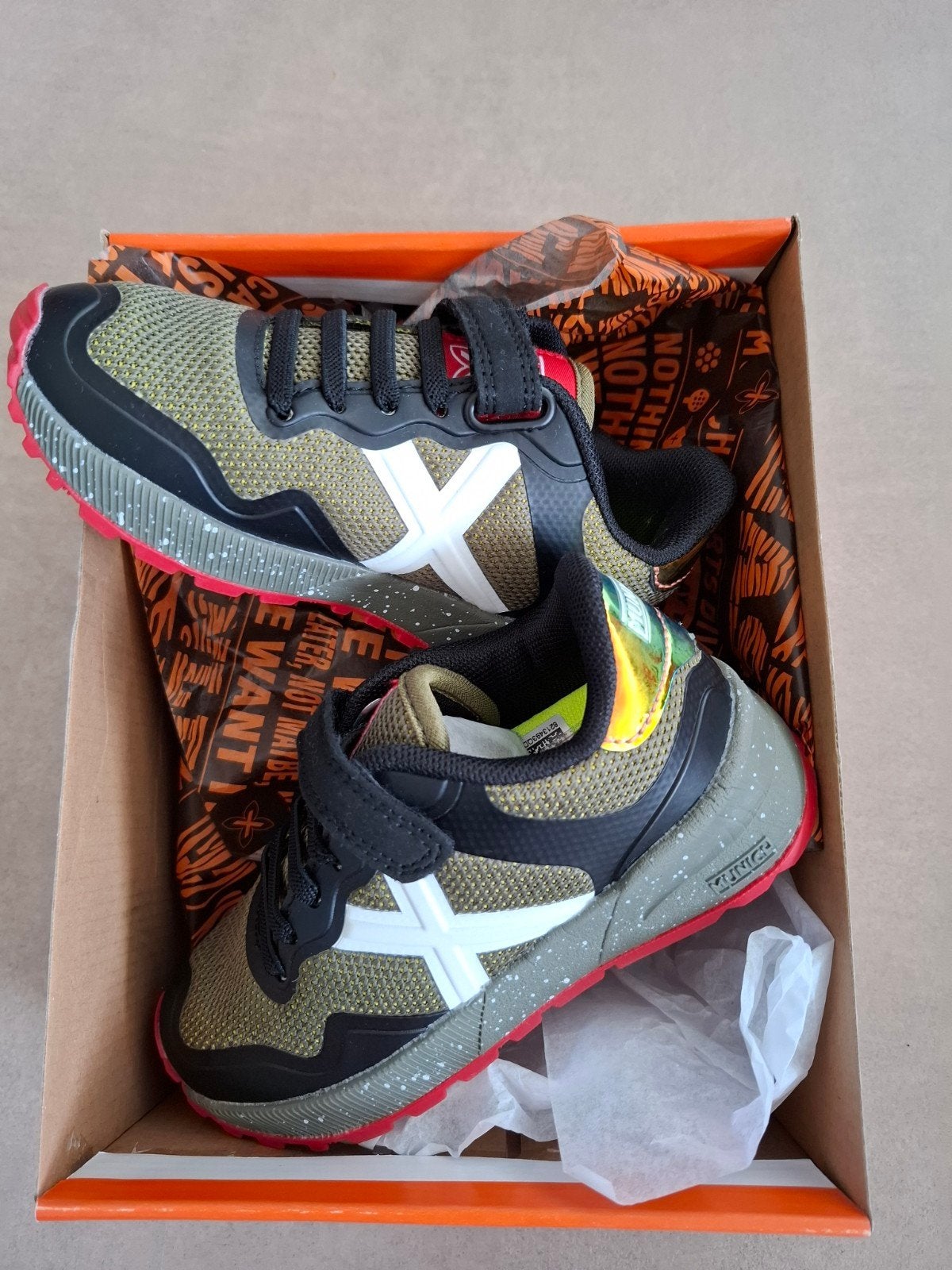Nieuwe Munich sportschoenen maat 27 - te klein gekocht, Munich, Nieuw, Ophalen of Verzenden, Jongen of Meisje