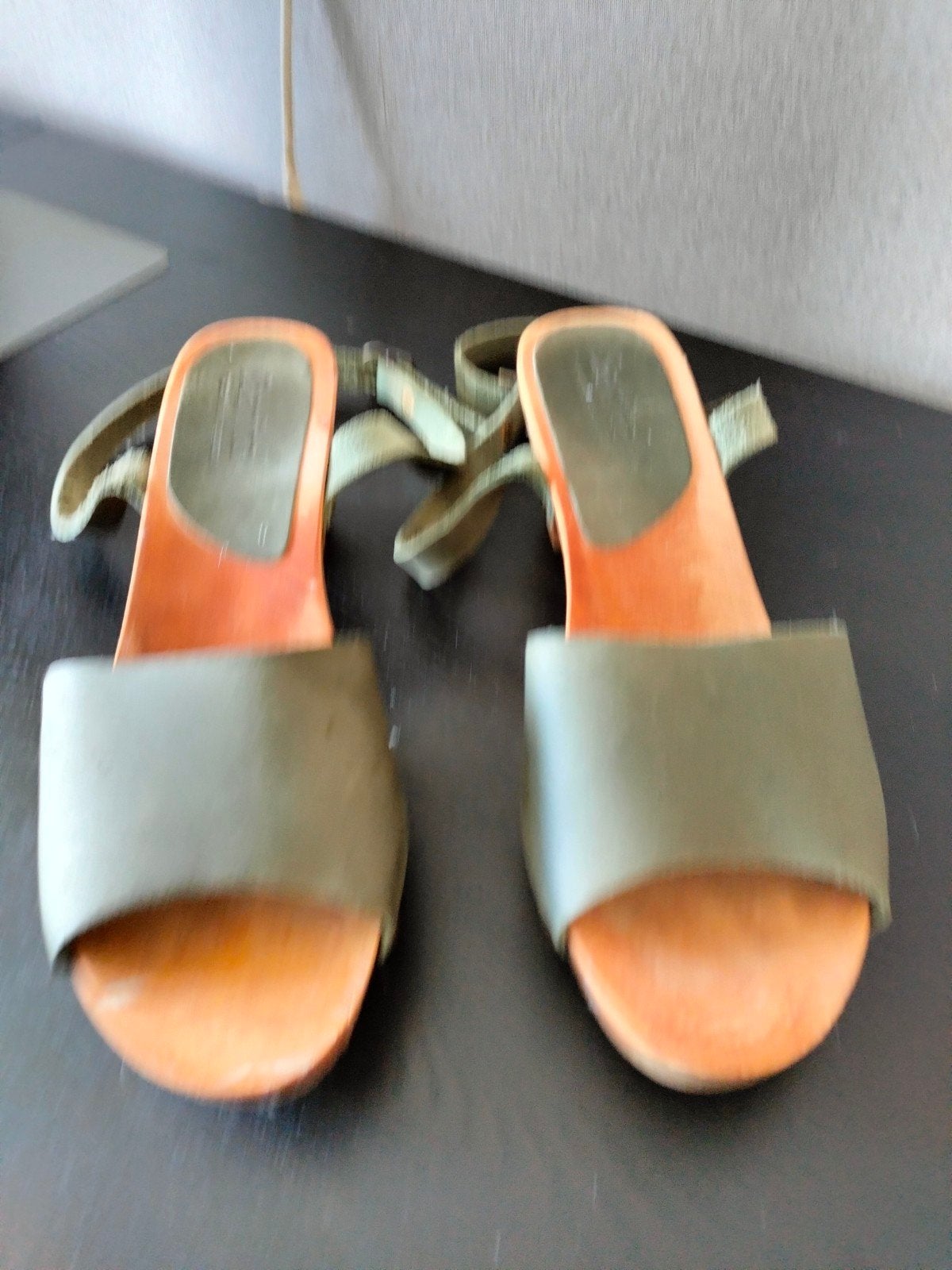 Houten sandaal met hak., Ophalen of Verzenden, Zo goed als nieuw, Groen, Sandalen of Muiltjes