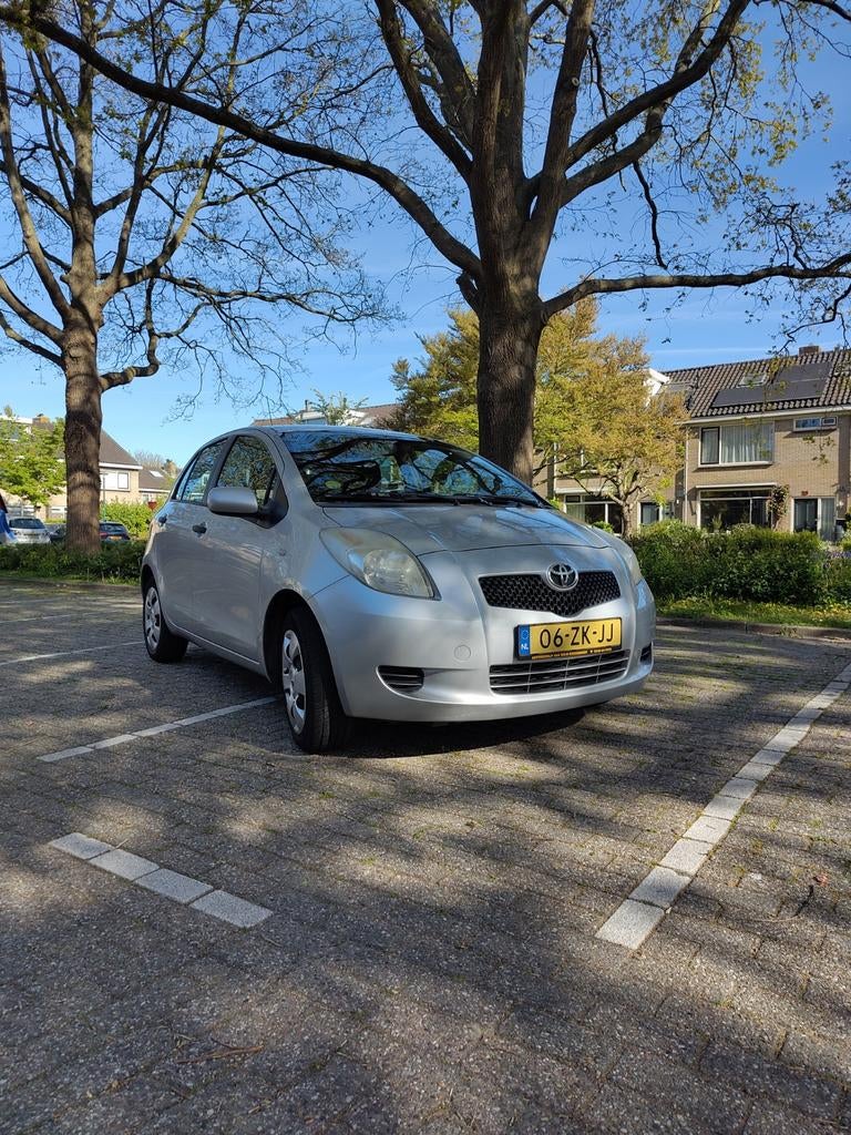 Toyota Yaris 1.3 16V Vvt-i 5DR 2008 Grijs, Auto's, Voorwielaandrijving, 40 €/maand, 4 cilinders, Origineel Nederlands