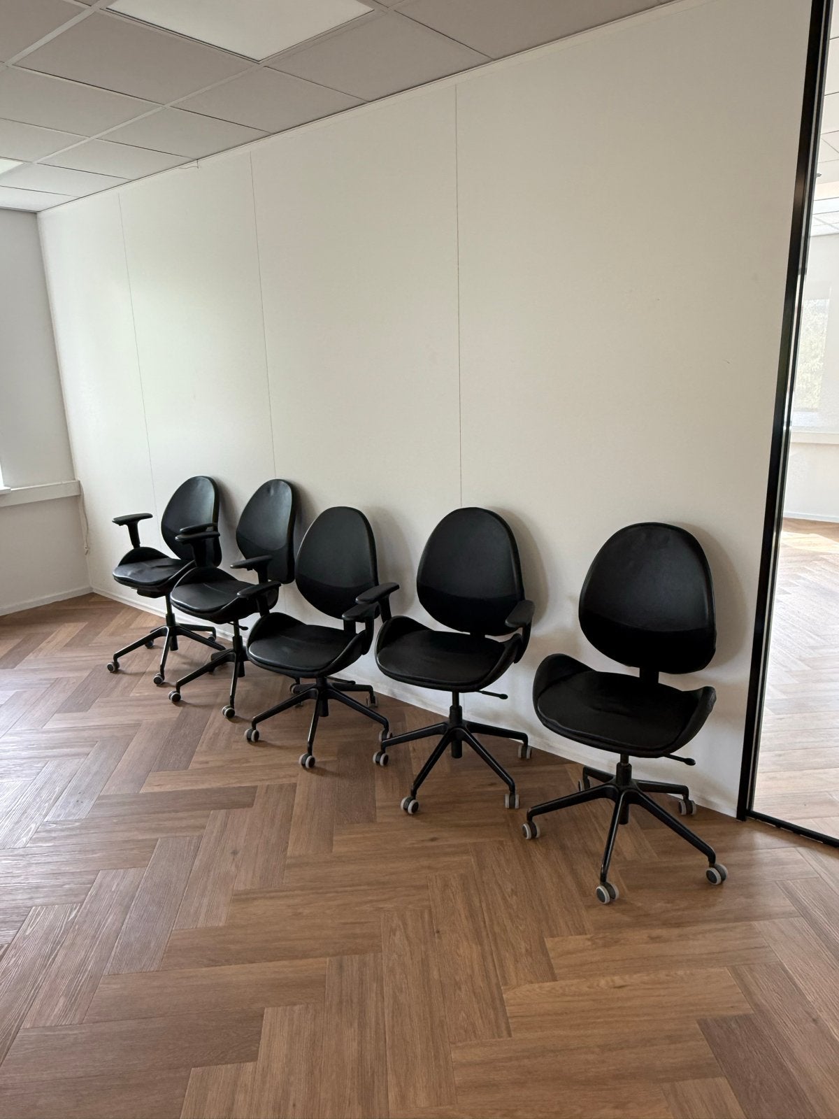 5x Zwarte bureaustoelen, waarvan 1 zonder armleuningen, Zakelijke goederen, Werkplek, Ophalen, Gebruikt, Stoel