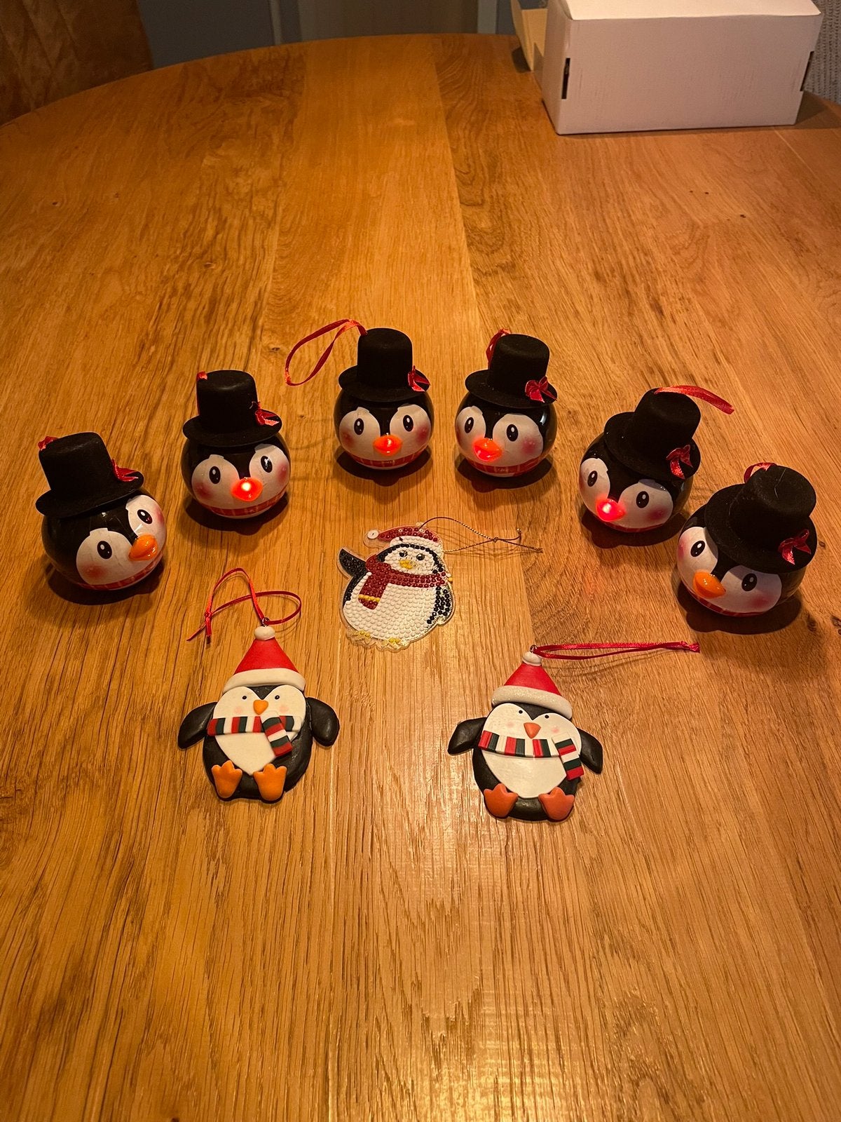 6 Leuke pinquin kerstballen met verlichting + 3, Diversen, Ophalen of Verzenden, Zo goed als nieuw