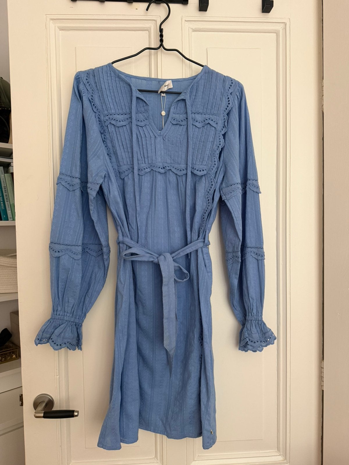 Blauwe jurk met details fabienne chapot maat 36, Kleding | Dames, Jurken, Blauw, Ophalen of Verzenden, Zo goed als nieuw, Maat 36 (S)