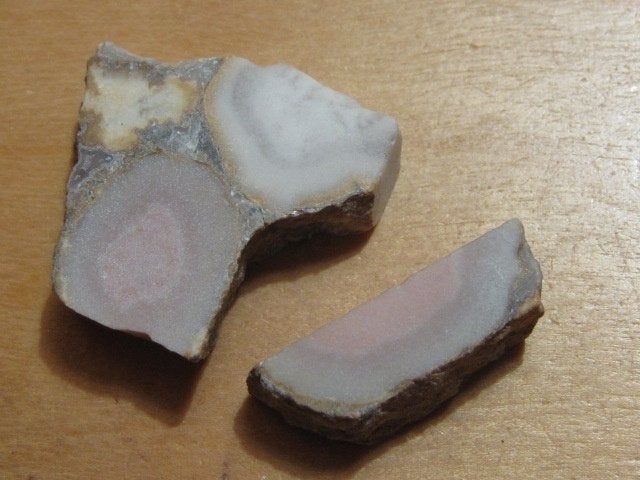 min. 2 ruwe edelstenen RHYOLIET (3) - gezaagd, Verzenden, Mineraal
