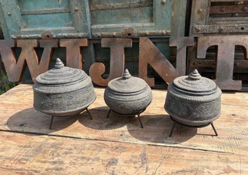 Stoere stenen potten met deksel op ijzeren ring, Nieuw, Ophalen of Verzenden, Nvt, Steen/keramiek