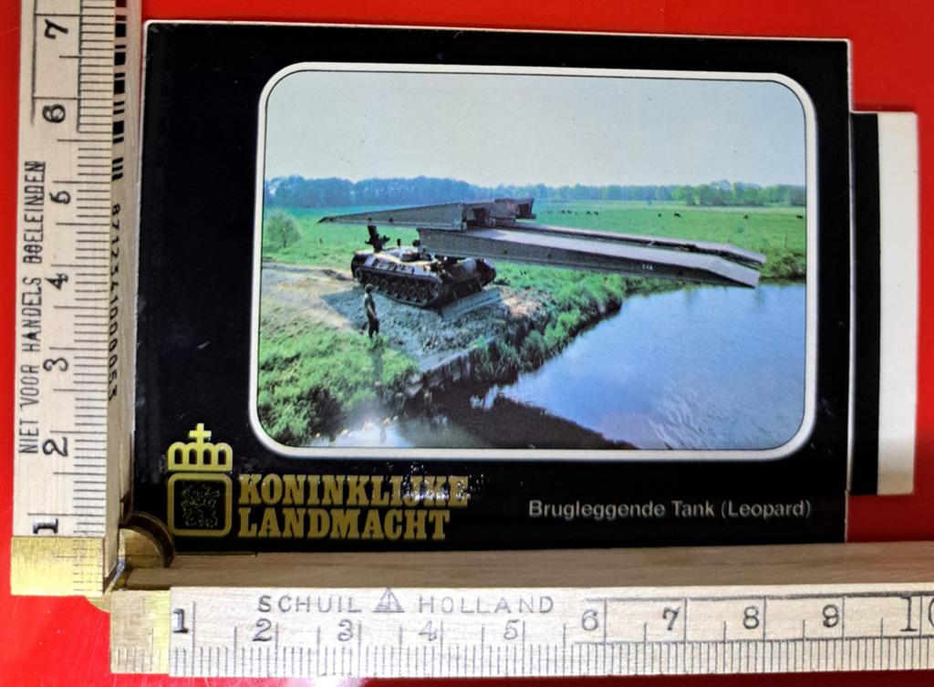Vintage sticker Koninklijke Landmacht brugleggende tank, Ophalen of Verzenden, Zo goed als nieuw, Overige typen
