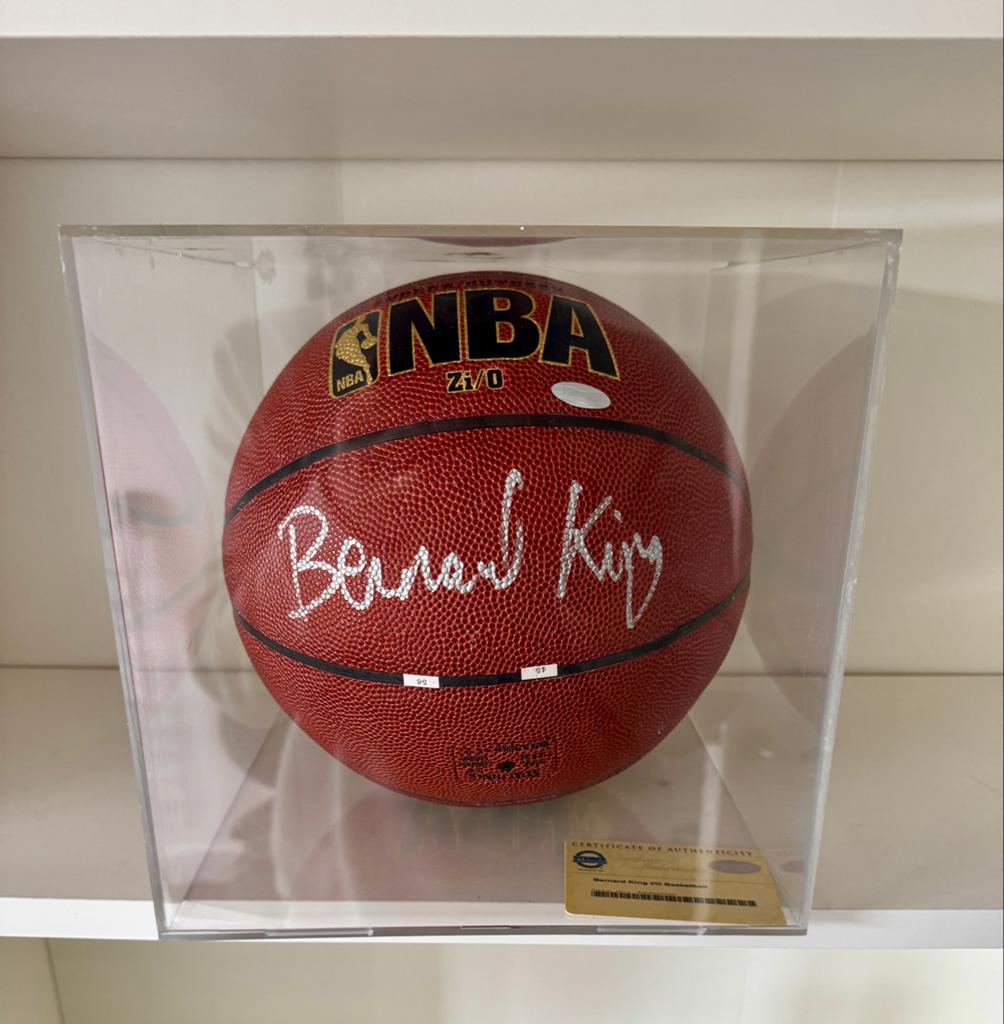 Gesigneerde NBA basketbal Bernard King + COA in UV-kist, Ophalen, Zo goed als nieuw, Overige sporten, Overige typen